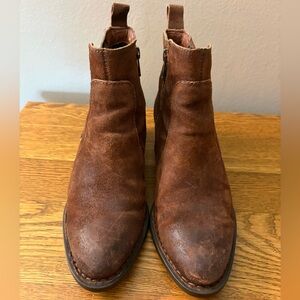 BOCs leather ankle boot with side zip. Women’s size 7.